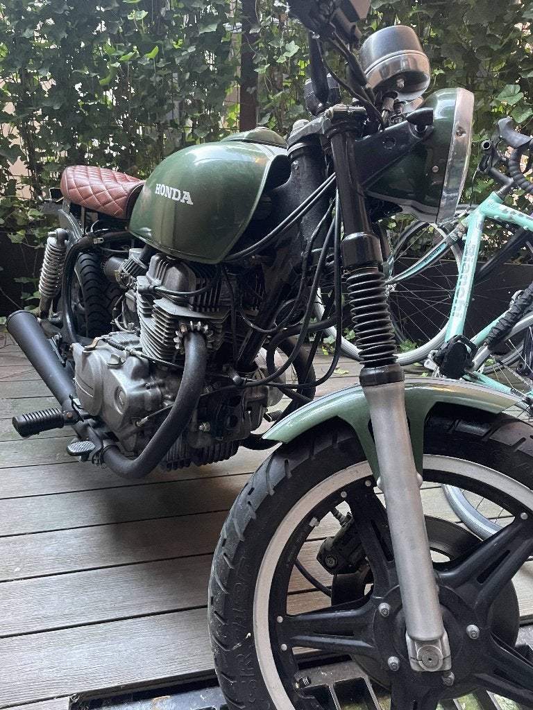 Honda CM400 - Cafe Motor, Bedrijf
