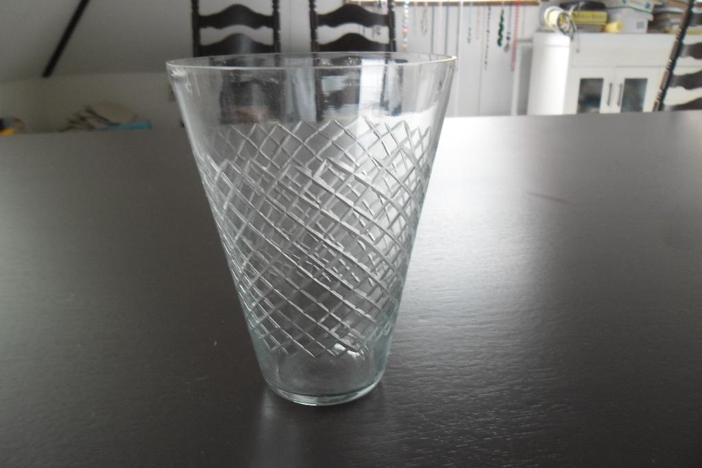 glazen vaas met bovenin 2 gaatjes hoogte 14,5 cm., Huis en Inrichting, Woonaccessoires | Vazen, Gebruikt, Overige kleuren, Ophalen of Verzenden