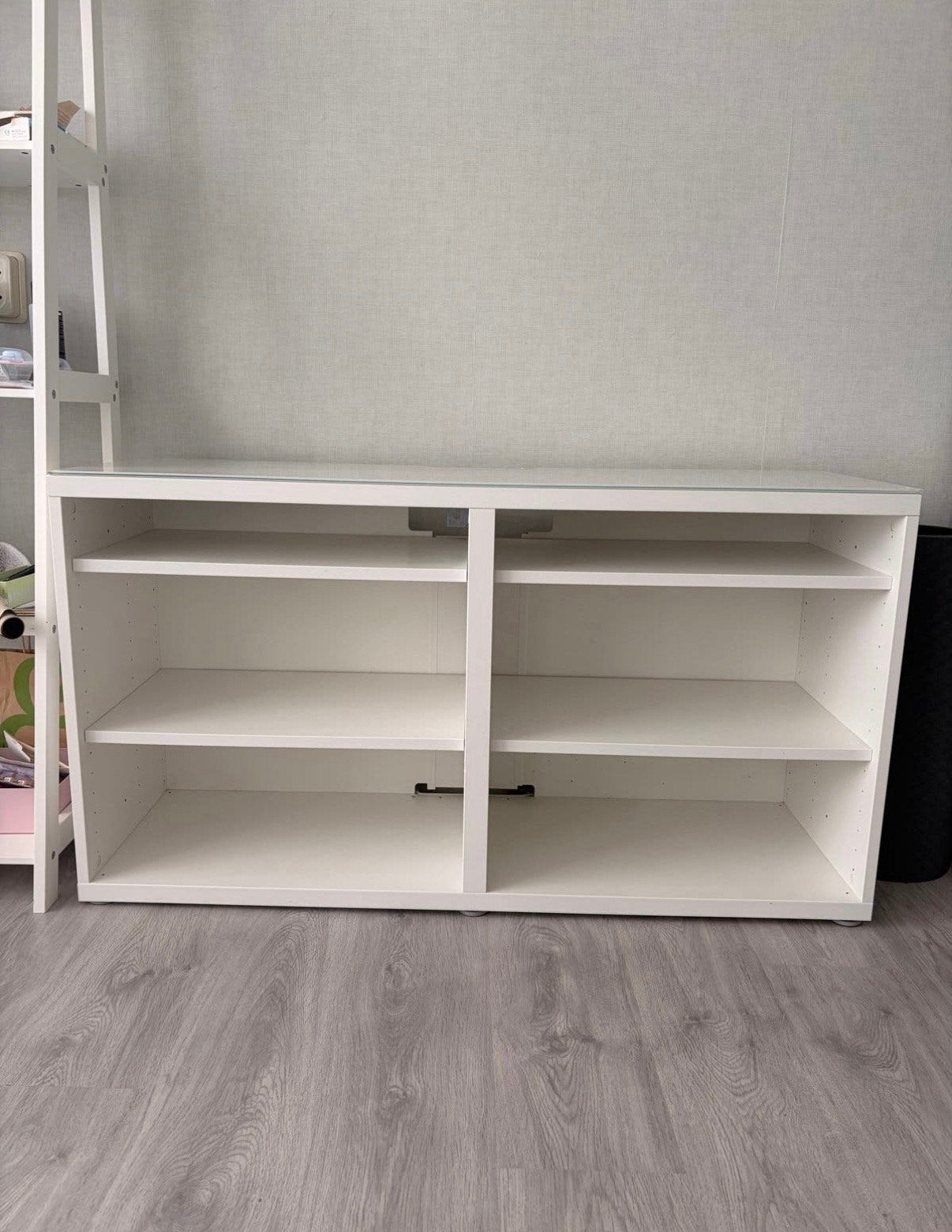 Wit IKEA TV-meubel met glazen blad en verstelbare planken, Ophalen, Gebruikt, 100 tot 150 cm, Glas