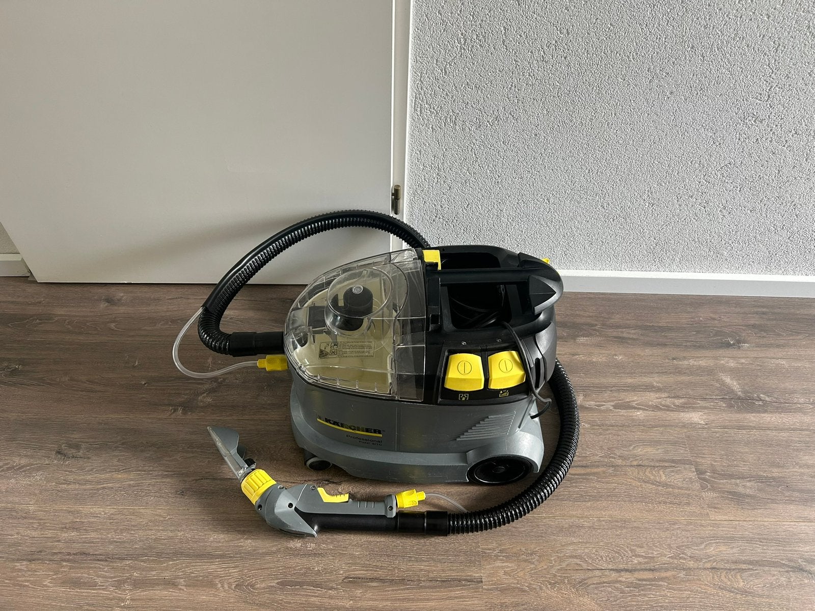 Te huur Karcher Puzzi 8/1 textielreiniger, Doe-het-zelf en Verbouw, Reinigingsmachines, Ophalen, Nieuw, Waterstofzuiger