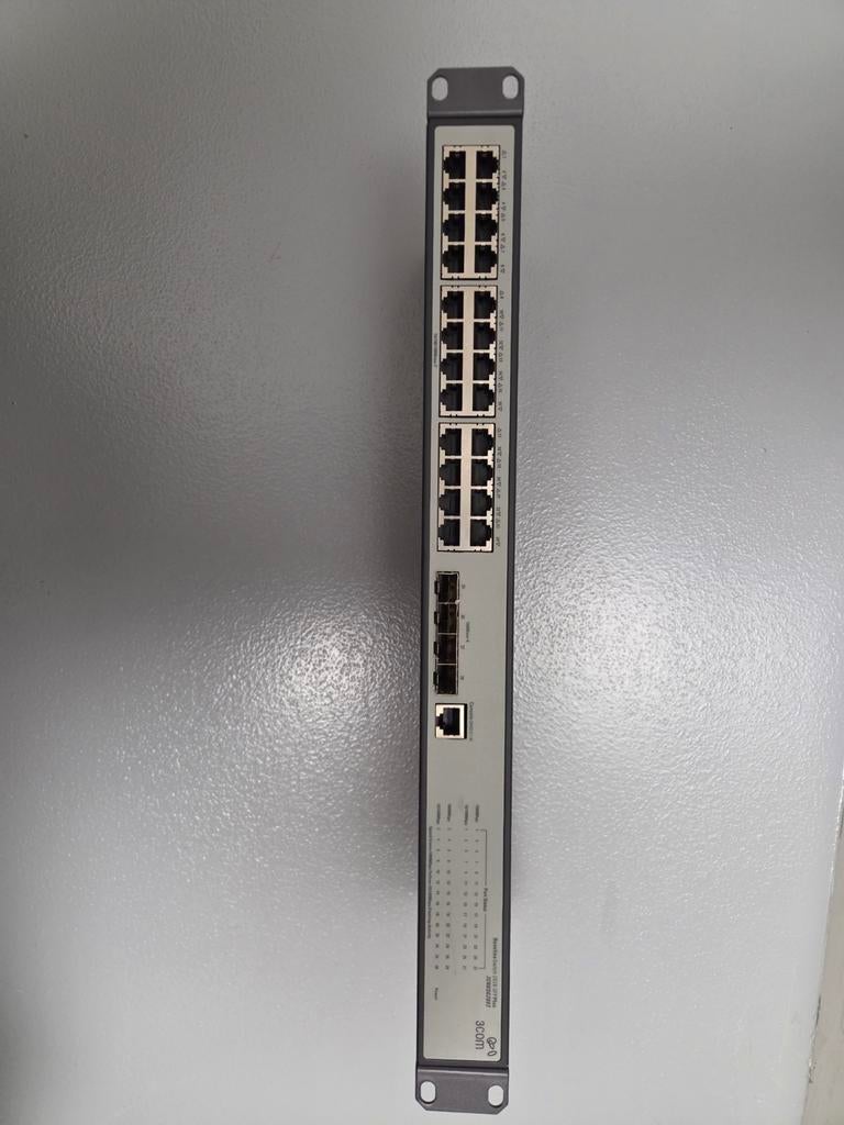 3Com Baseline Switch 2928-SFP Plus - Managed Gigabit Switch, Computers en Software, Netwerk switches, Gebruikt, Ophalen of Verzenden