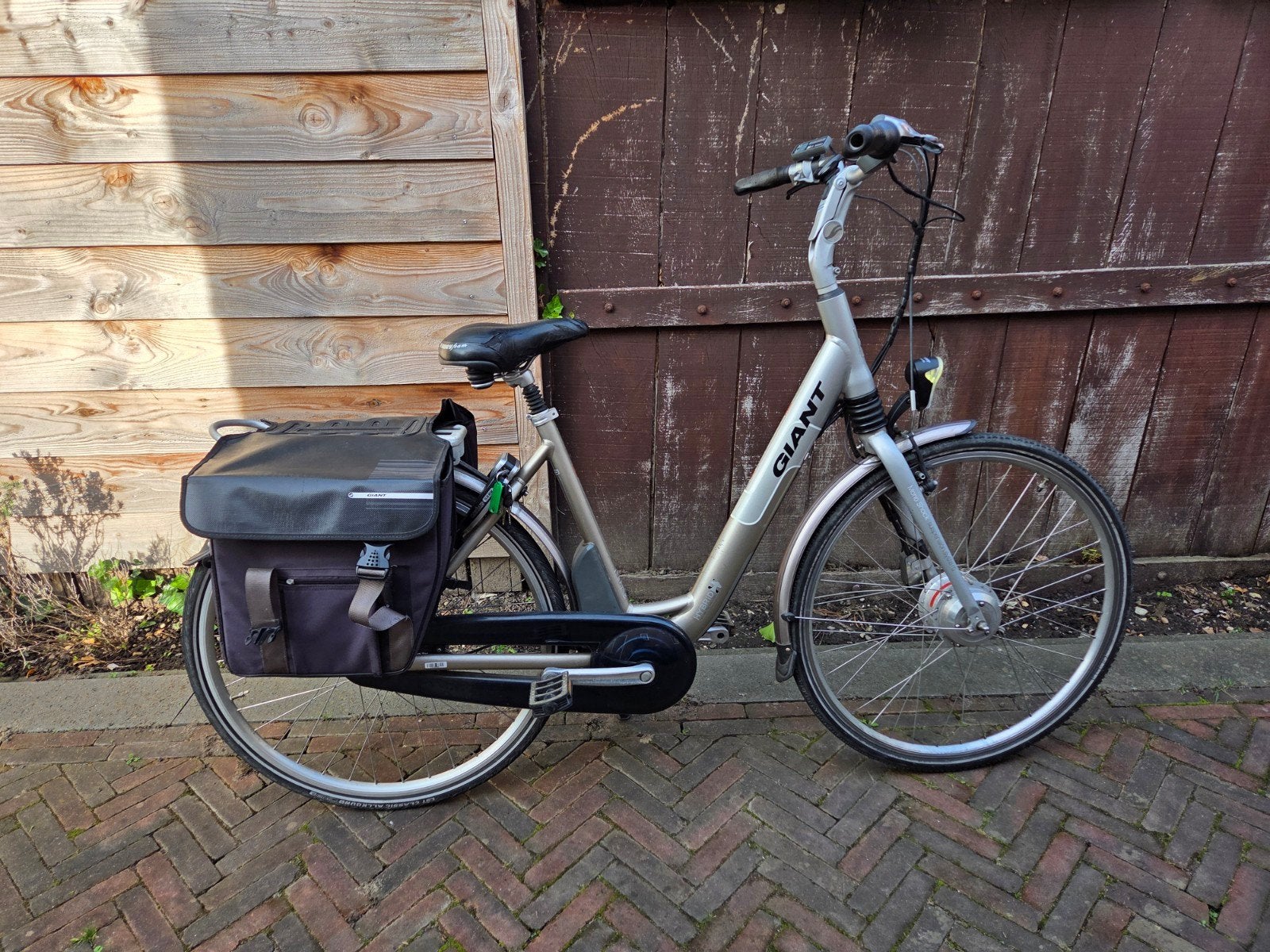 Elektrische damesfiets Giant Twist - maat M, 51 tot 55 cm, Ophalen, Gebruikt, 30 tot 50 km per accu