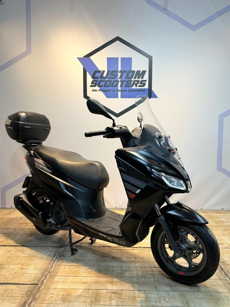 Aprillia SXR 50 E5 Sport 2022 45km brom scooter zwart, Fietsen en Brommers, Scooters | Aprilia, SR 50, Ophalen of Verzenden, Zo goed als nieuw