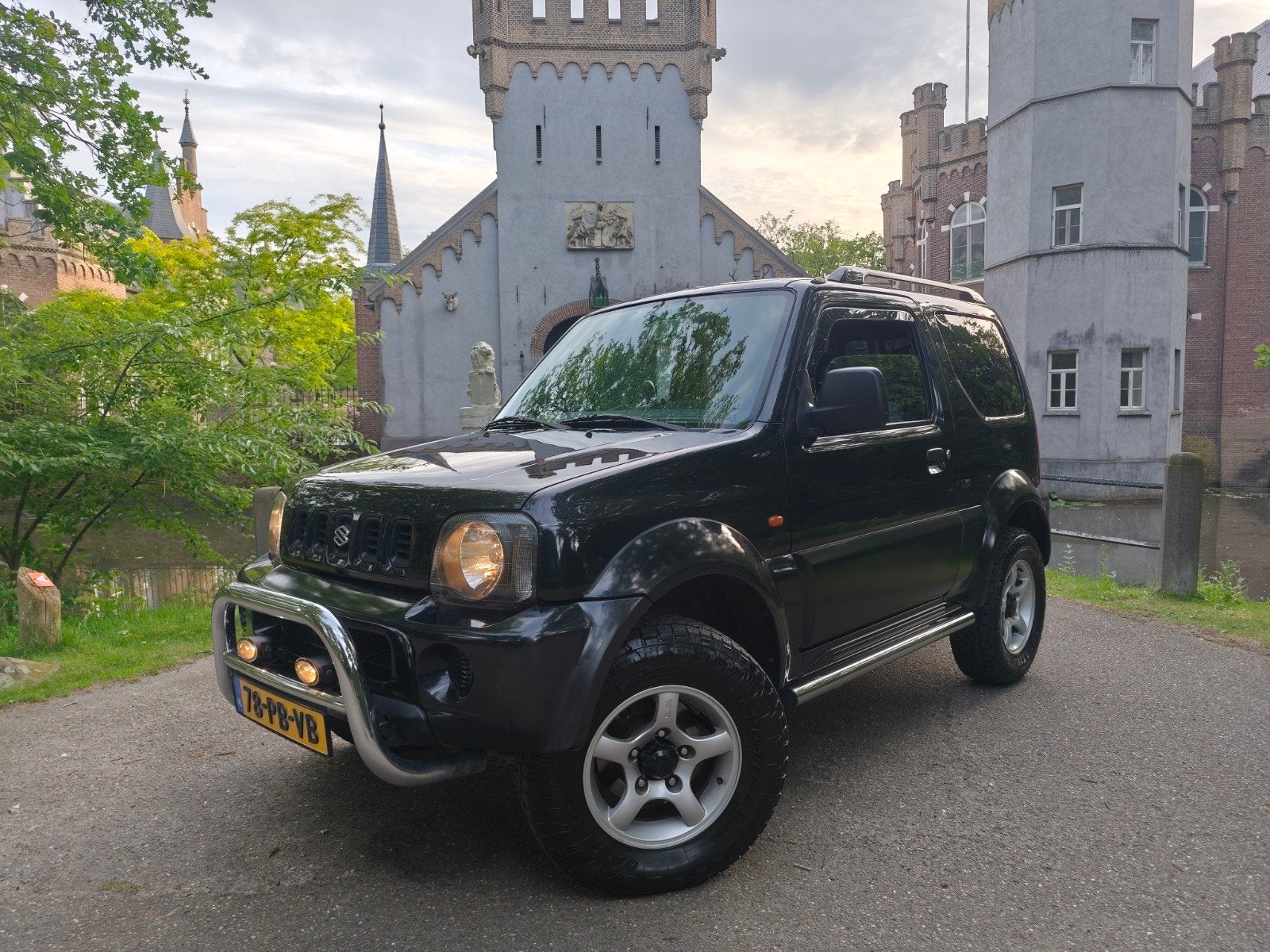 Suzuki Jimny 1.3 4x4 airco / zwart / verhoogd / apk 4-2027!!, Stof, 40 €/maand, Zwart, 4 cilinders
