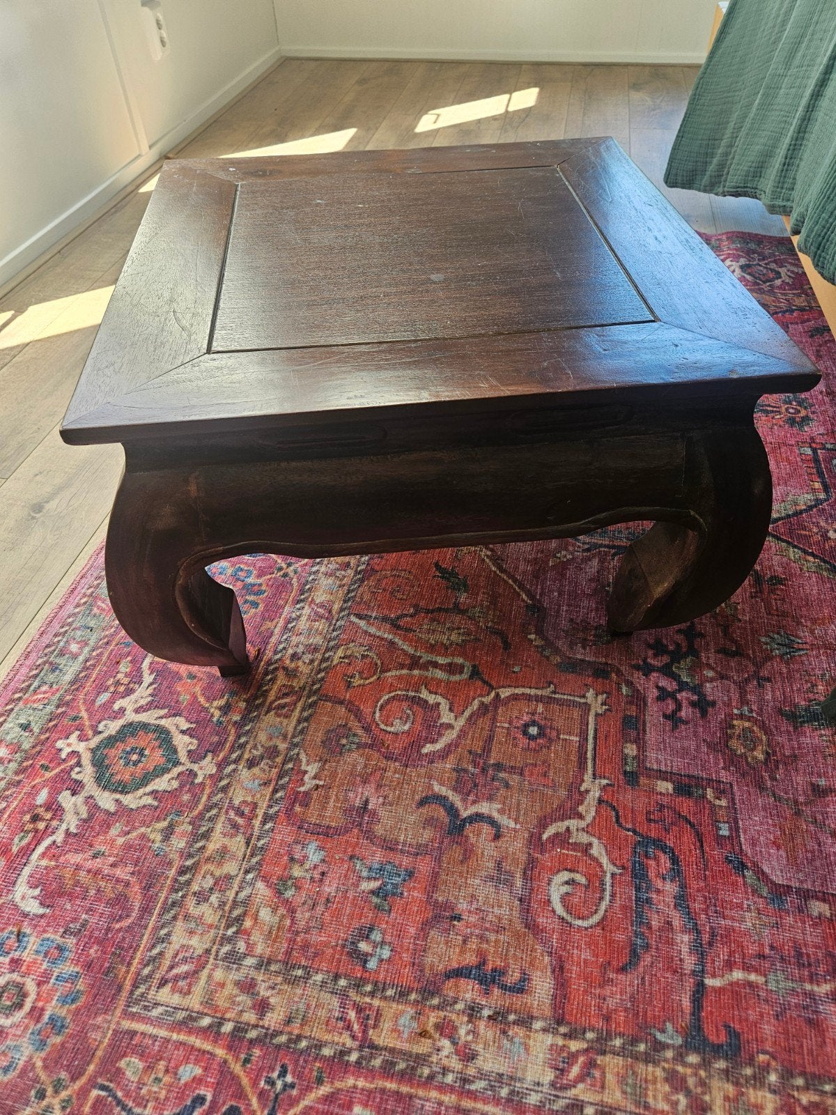 Asian salontafel met sierlijke poten, Ophalen