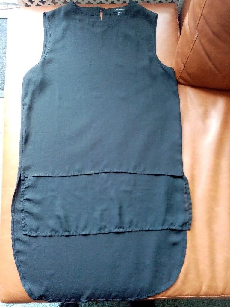 Zwarte top met lange achterkant - maat 38, Kleding | Dames, Maat 38/40 (M), Zwart, Ophalen of Verzenden, Zonder mouw