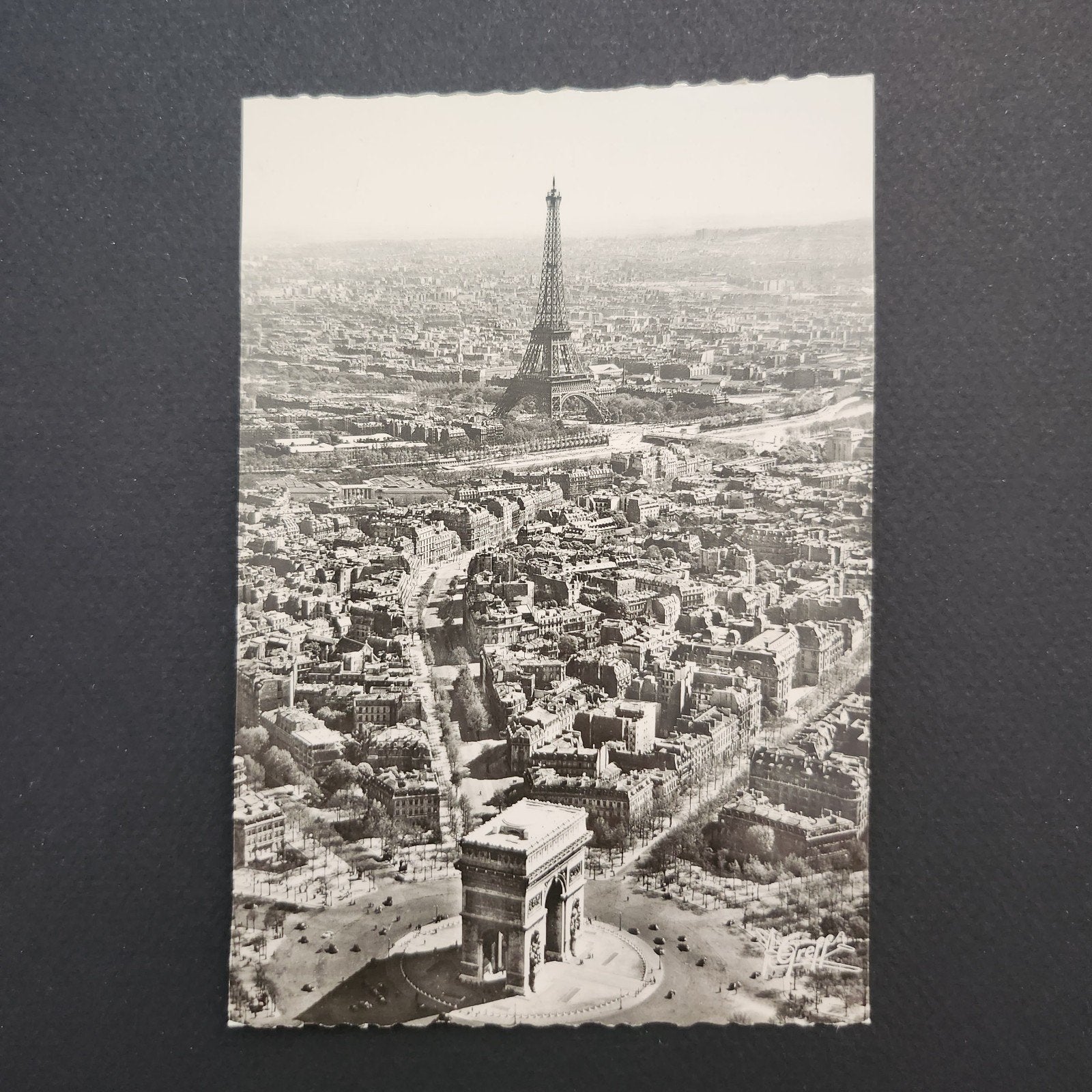 Echte luchtfoto Parijs: Arc de Triomphe en Eiffeltoren, Verzenden, 1940 tot 1960, Frankrijk