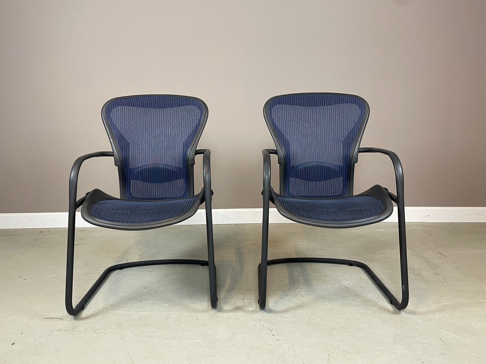 Herman Miller stoelen met Aeron B zitting en rugleuning ZGAN, Ophalen, Zo goed als nieuw, Blauw, Twee