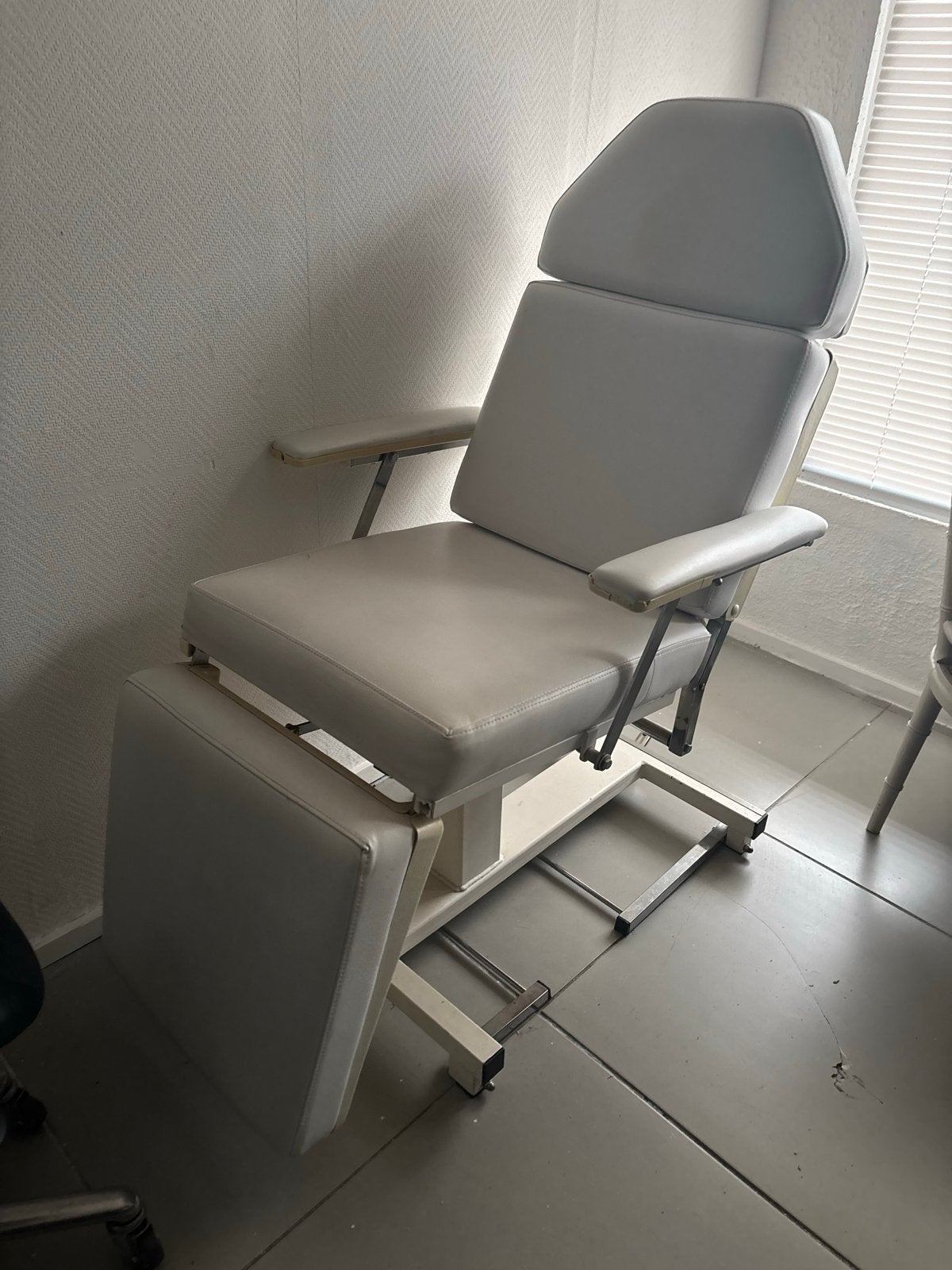 Medische behandelstoel / pedicurestoel - Grijs, Huis en Inrichting, Stoelen, Ophalen, Kunststof, Gebruikt, Eén