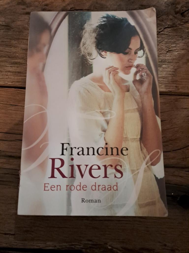 Francine Rivers - Een rode draad (Roman), Ophalen of Verzenden, Gelezen, Francine Rivers, Nederland