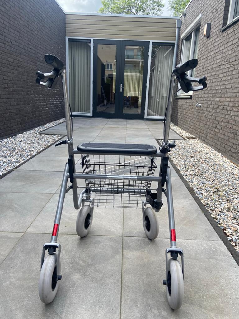 Rollator zo goed als nieuw, merk GoGo, Ophalen, Zo goed als nieuw