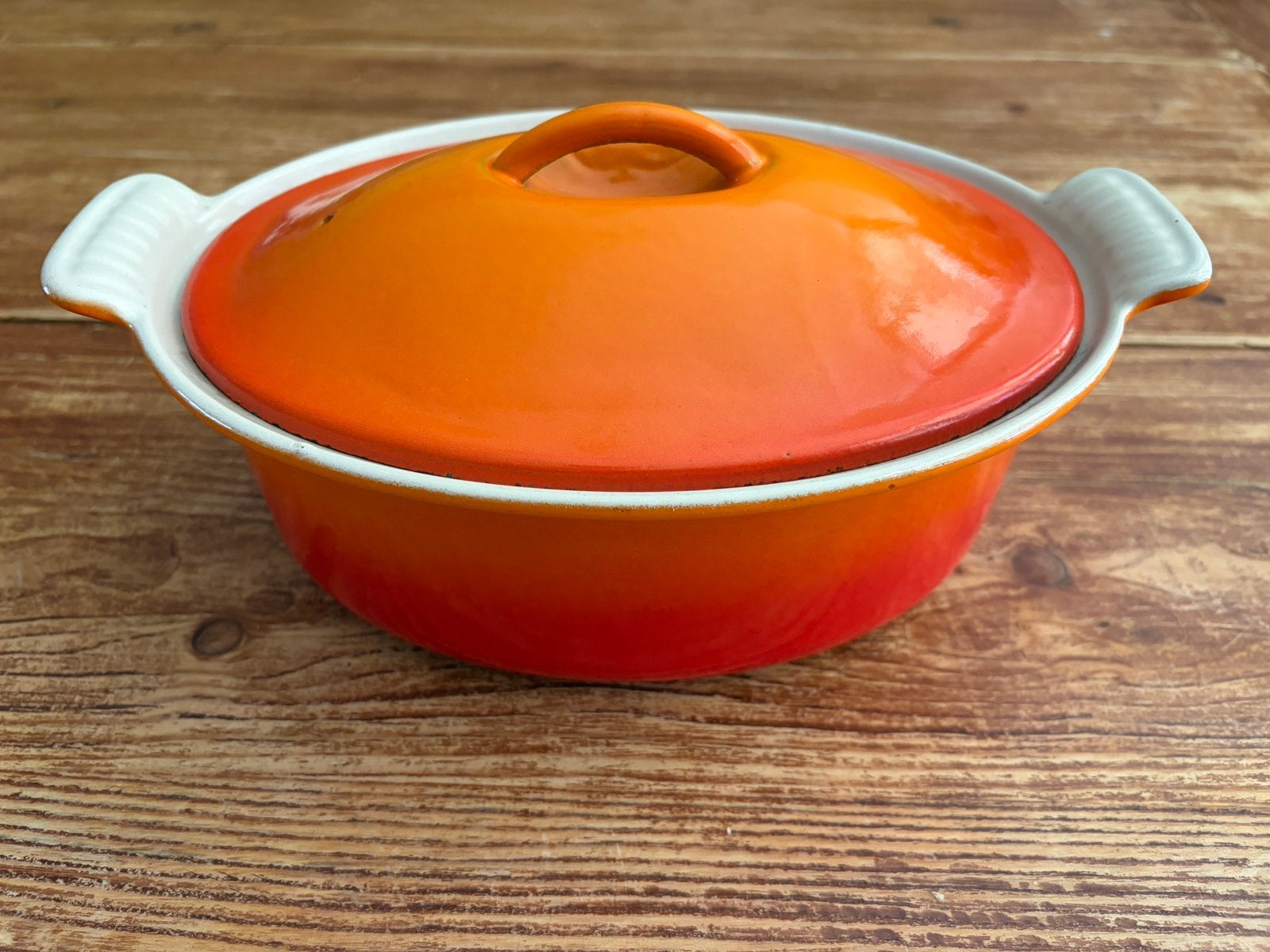 Le Creuset pan/ovenschaal gietijzer deksel oranje 22 cm, Huis en Inrichting, Gebruikt, Le Creuset, Ophalen of Verzenden, Met handvatten