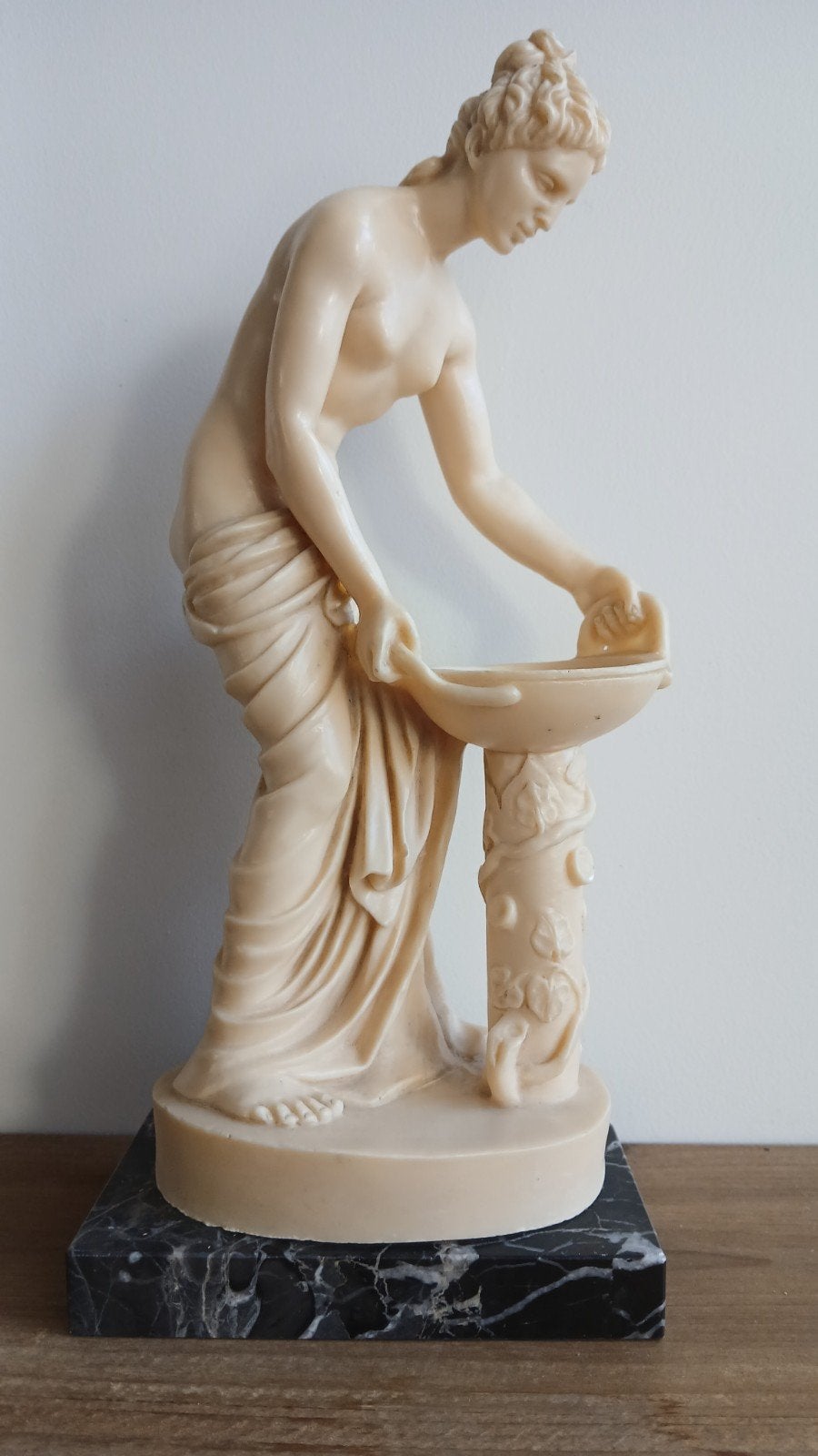 Klassiek beeld van vrouw met schaal op marmeren sokkel, Ophalen, 20 - 50 cm, Op sokkel, Beeld