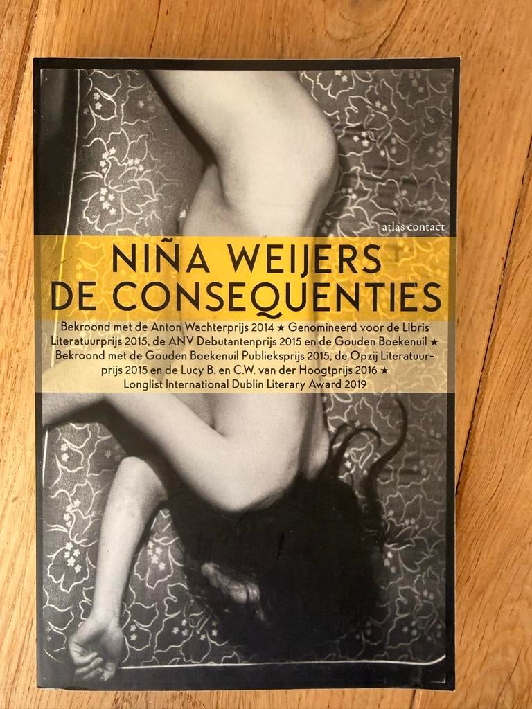 De Consequenties - Niña Weijers (Bekroond boek), Ophalen of Verzenden, Zo goed als nieuw, Nederland
