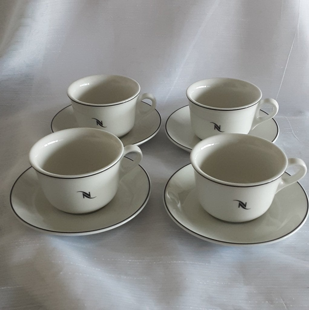 NESPRESSO cappuccino kopjes 4 st. (zwarte strip, nr 1), Overige materialen, Overige merken, Ophalen of Verzenden, Zo goed als nieuw