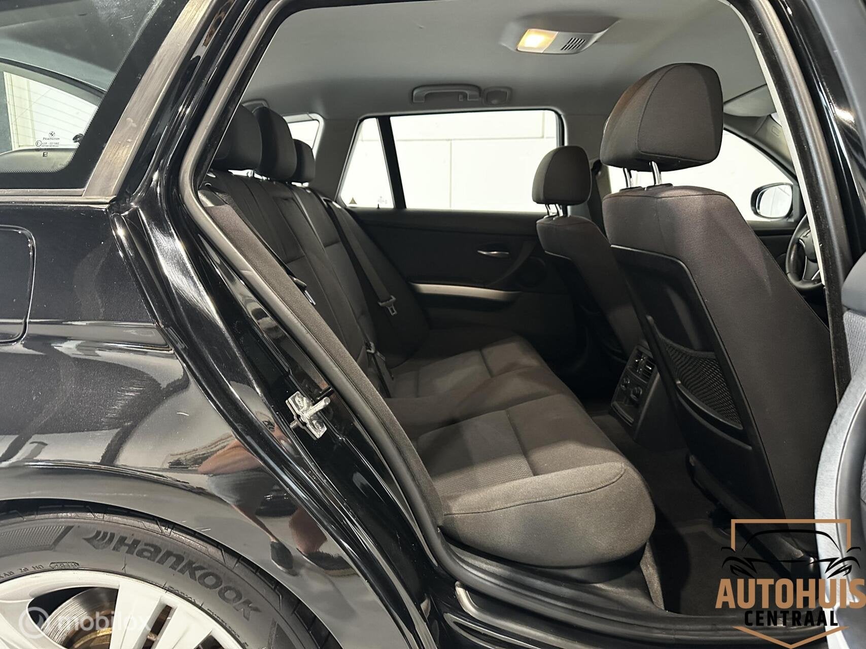 Foto 14 van BMW 3-serie Touring 318i Business Line*NwAPK*Trekhaak*Navi