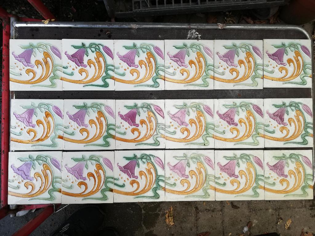 47 stuks Jugendstil / art nouveau wandtegels paarse bloem, Antiek en Kunst, Ophalen