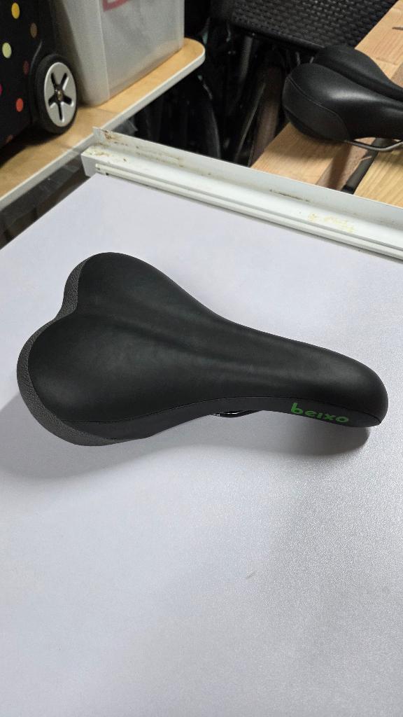 NIEUW Beixo Fietszadel met ingebouwd licht – Slechts €10!, Overige materialen, Nieuw, Verlichting, Ophalen
