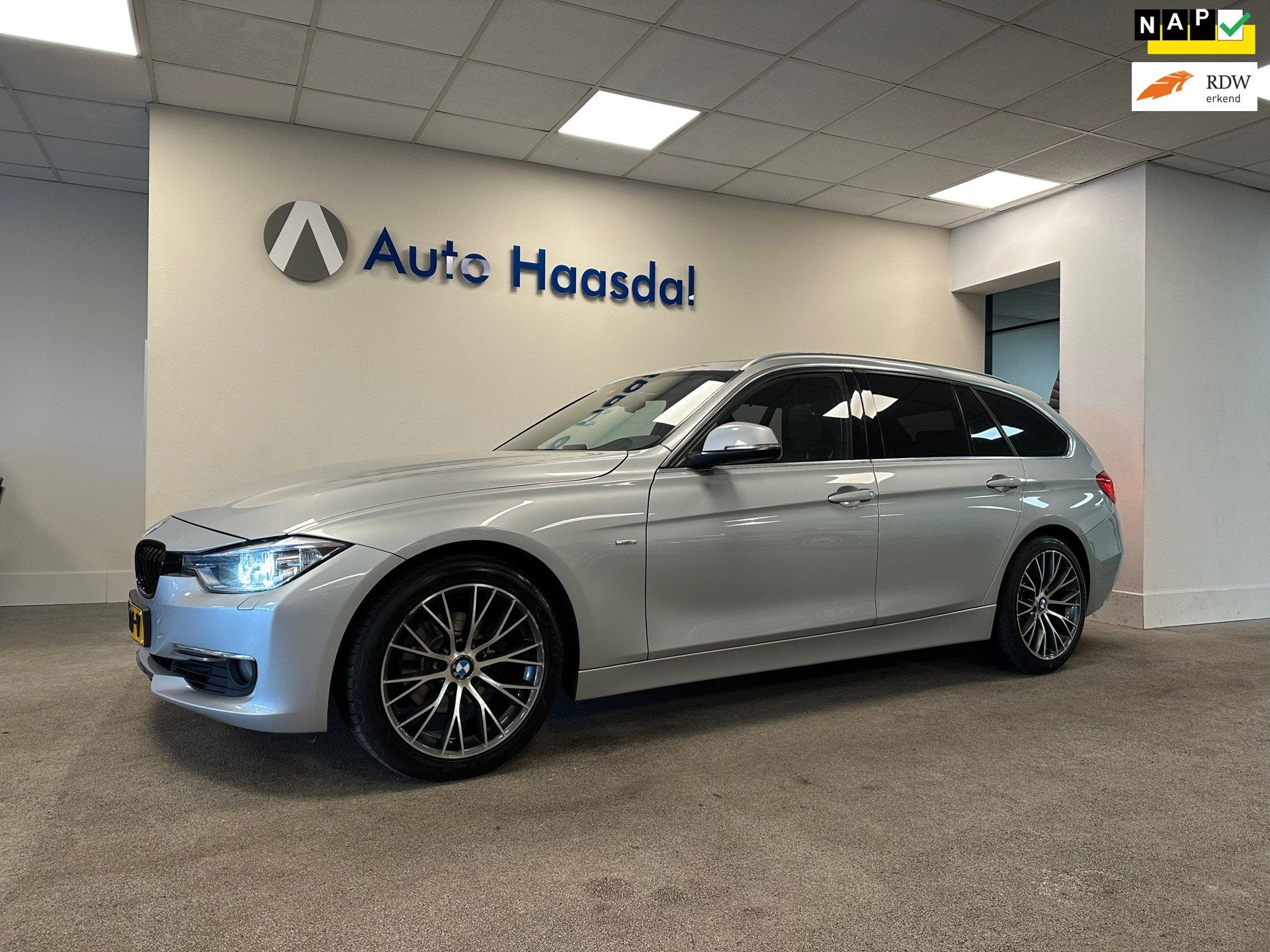 BMW 3-serie Touring 320i|LUXURY LINE|PANO|18"|EL.ACHTERKLEP|, Auto's, Automaat, Achterwielaandrijving, 4 cilinders, 1470 kg