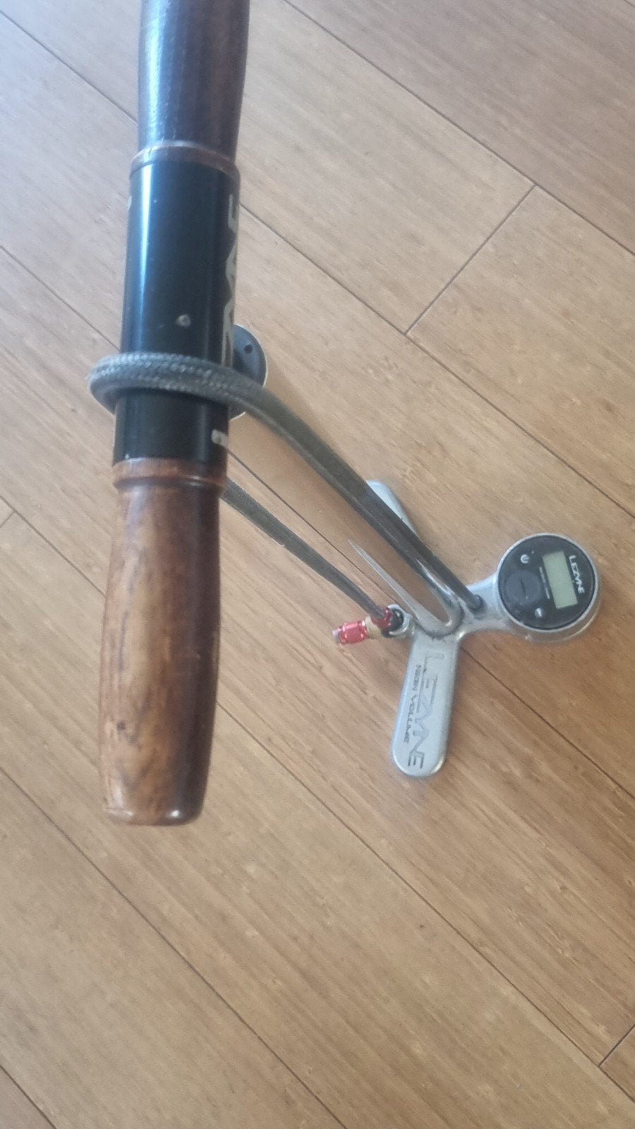 Lezyne Floor Digital Fietsenpomp met Houten Handvat, Fietsen en Brommers, Ophalen of Verzenden, Drukmeter, Zo goed als nieuw