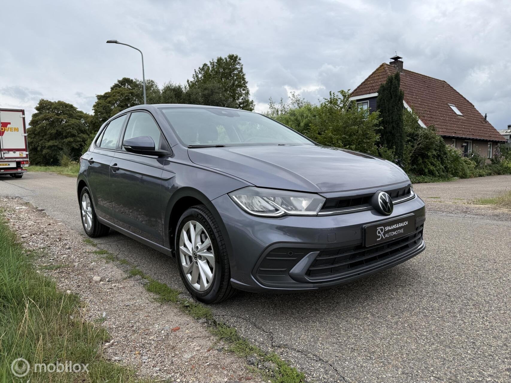 Volkswagen Polo 1.0 TSI / Luxe / Navi / Camera / Carplay, Auto's, Dealer onderhouden, Gebruikt, Zwart, 95 pk