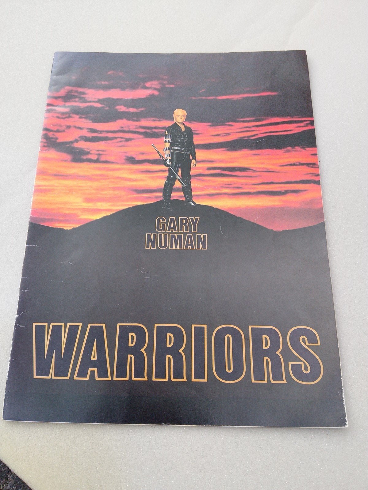 Gary Numan Warriors Tour Fotoboek 1983 + Ticket, Ophalen of Verzenden, Gelezen, Artiest, Gary Numan