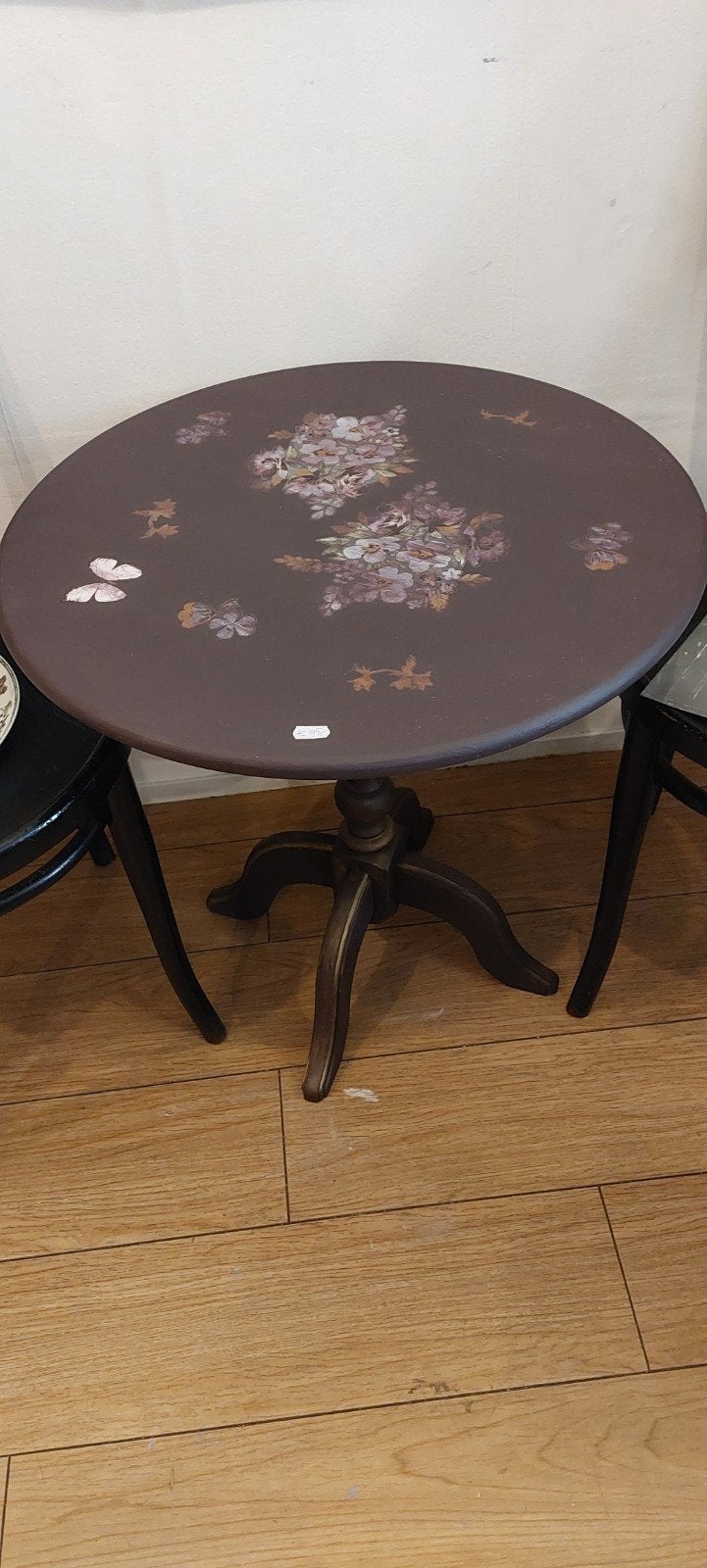 Restyled bijzettafel met bloemendecoratie, Minder dan 55 cm, Gebruikt, Rond, Vintage, Romantisch, Bloemig