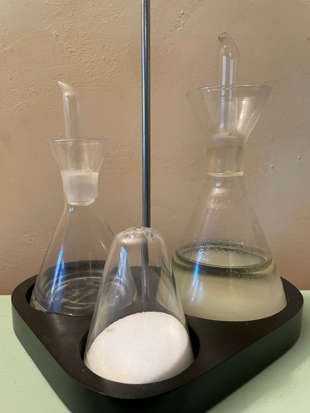 Olie en azijn set met zoutvaatje op standaard, Ophalen of Verzenden, Zwart, Overige merken, Glas