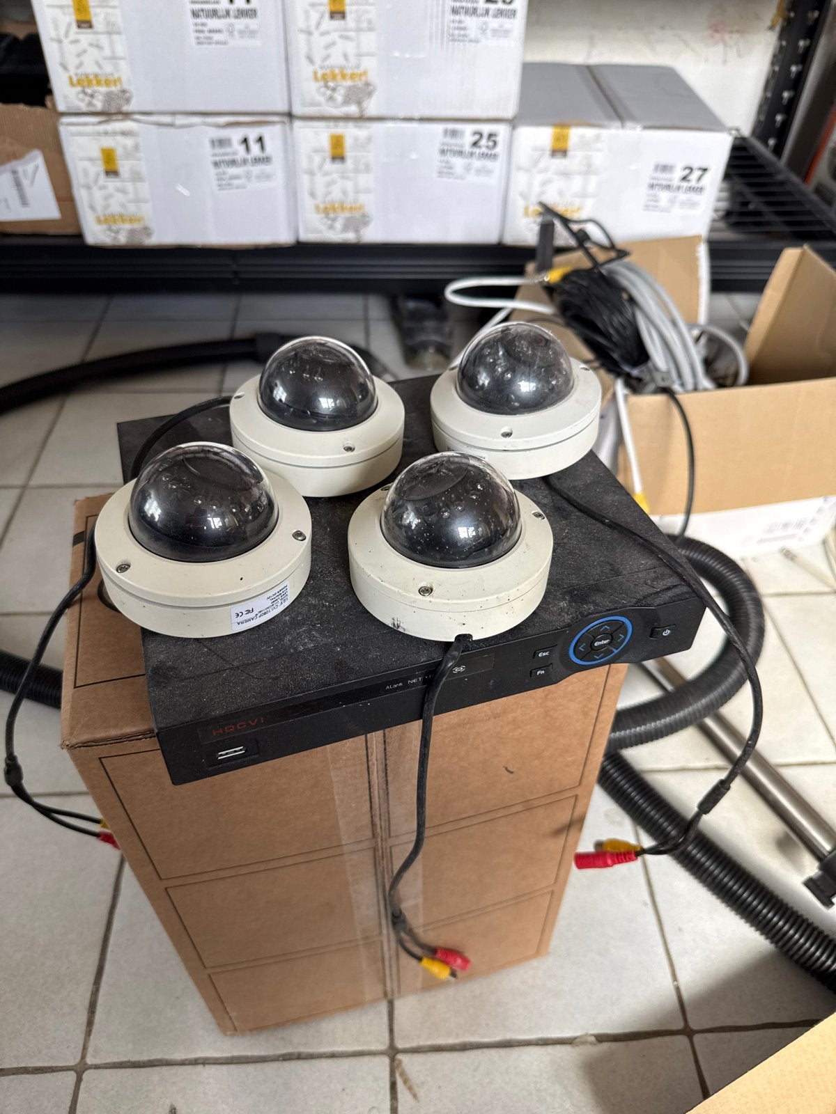 Bedraad Bewakingscamerasysteem met 4 Camera's en DVR, Ophalen of Verzenden, Gebruikt, Buitencamera