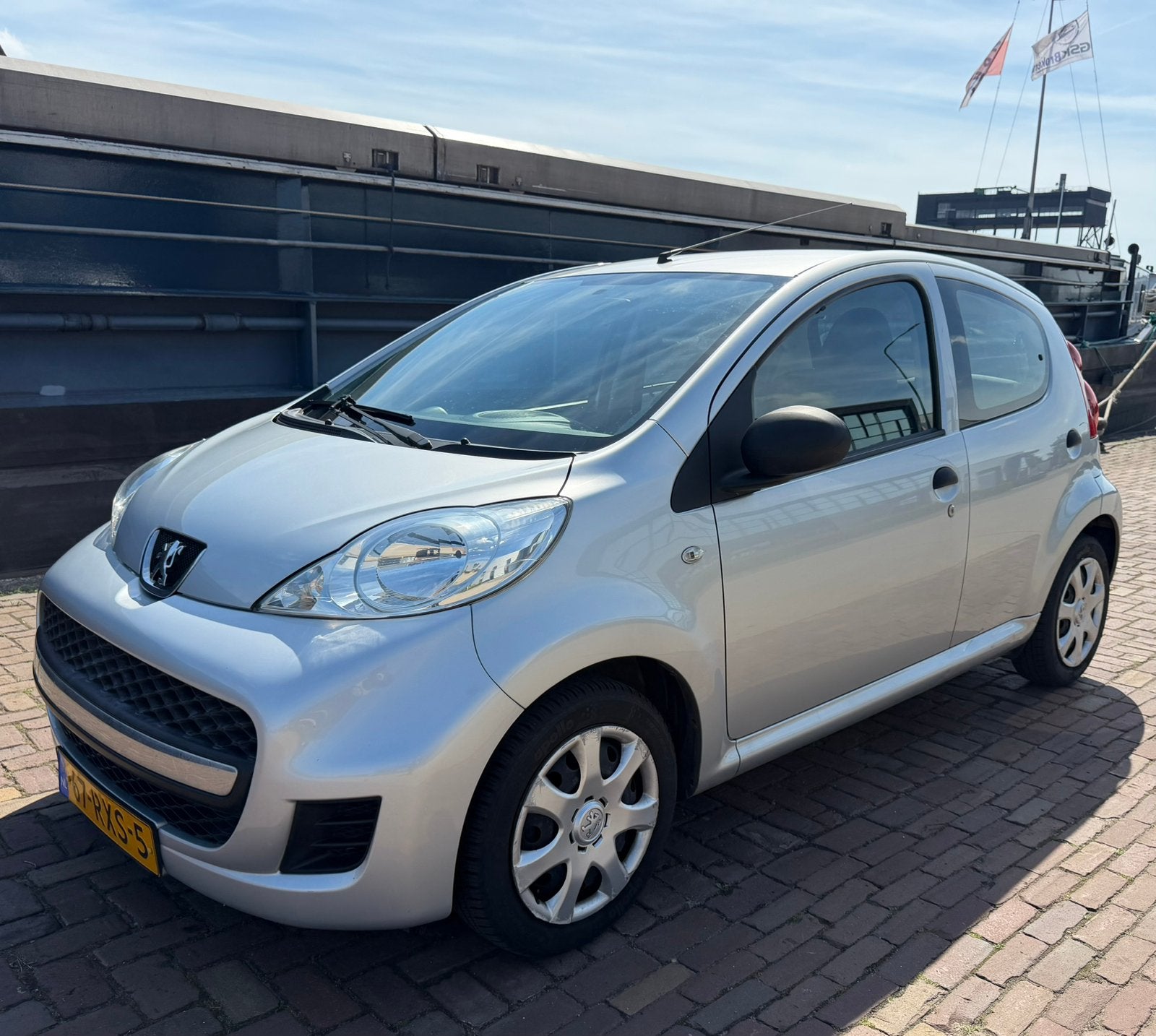 Peugeot 107 1.0 | 2011 | Apk 28-05-2027 | Airco | 5-DRS | NA, Auto's, Peugeot, Voorwielaandrijving, Stof, Zwart, 4 stoelen