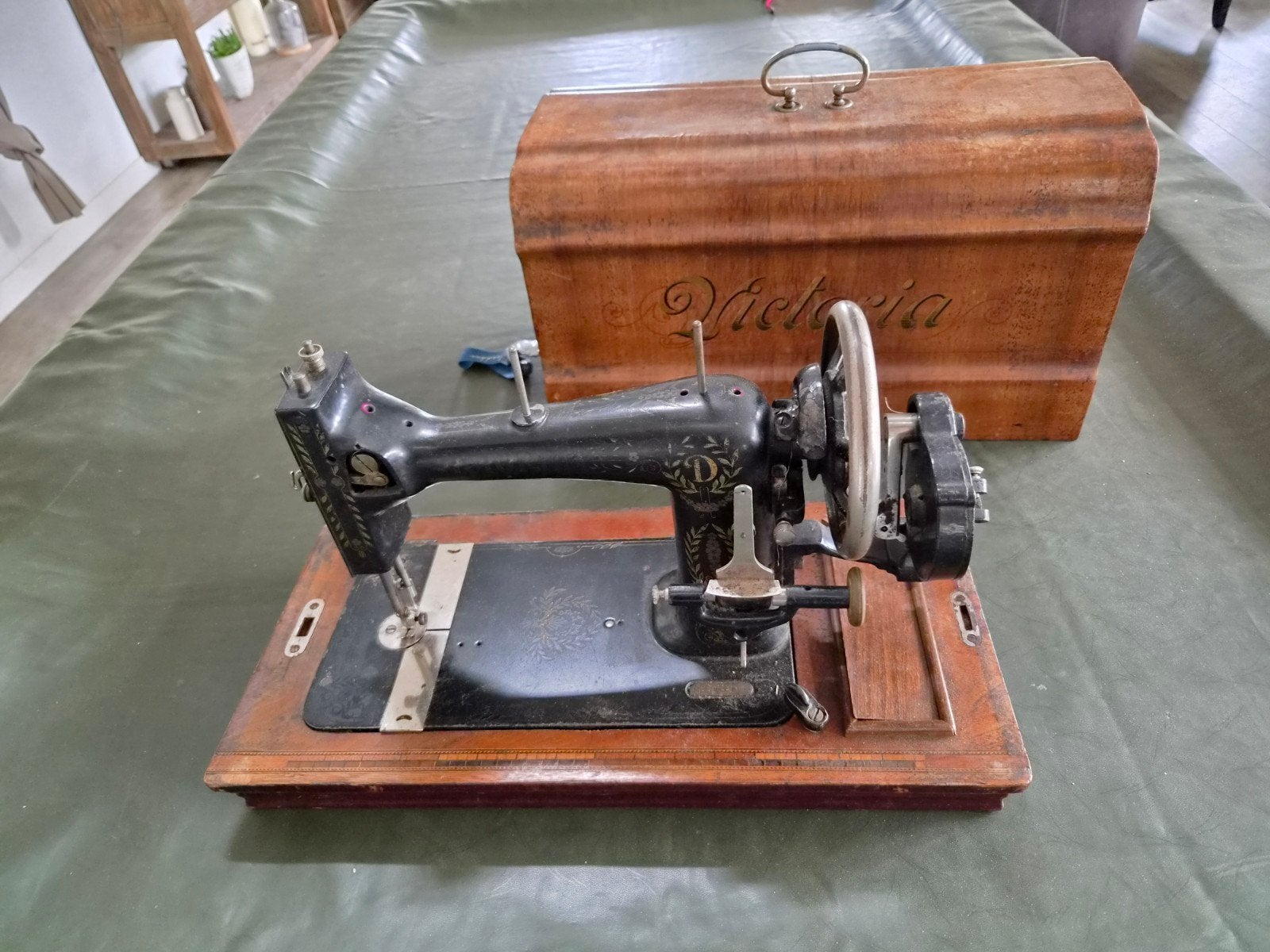 Antieke Victoria hand naaimachine met houten kist, Antiek en Kunst, Antiek | Naaimachines, Ophalen