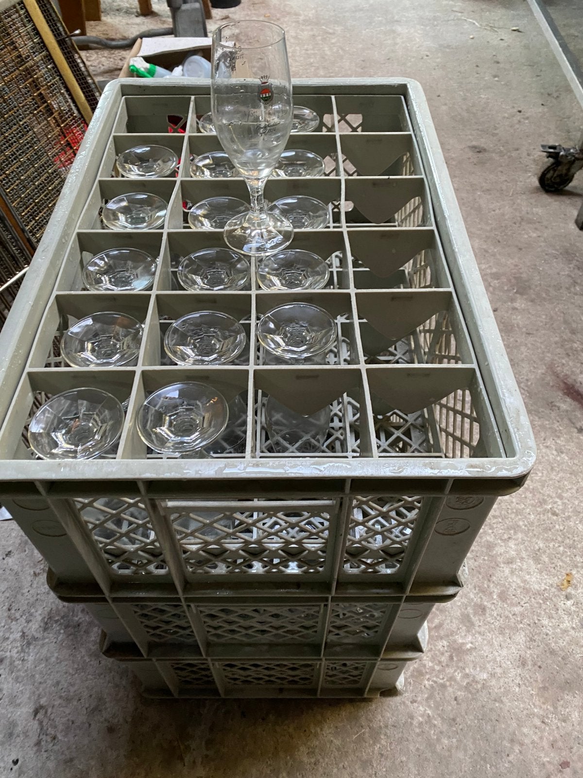 Veltins glazen op voet 65 stuks, Ophalen, Glas of Glazen, Overige stijlen, Glas