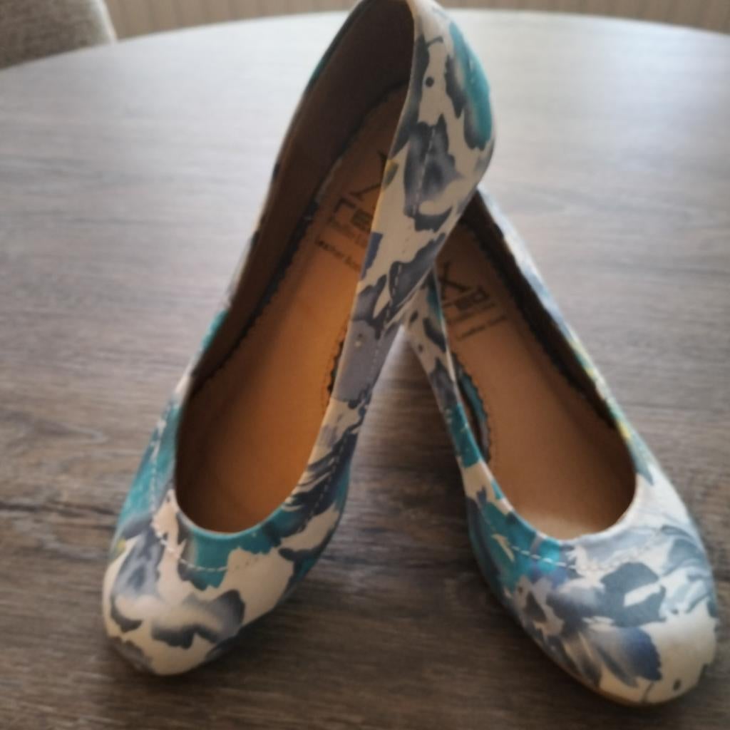 Emilio Luca instapper met sleehak maat 38 blauw wit zgan, Kleding | Dames, Schoenen, Blauw, Instappers, Ophalen of Verzenden, Zo goed als nieuw