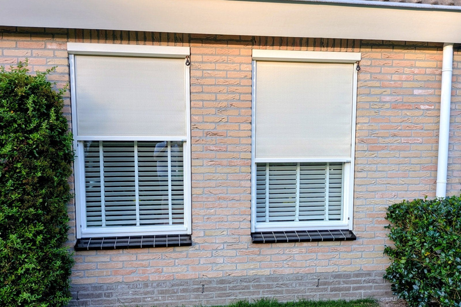 Twee Screens met Handbediening - 164x99 cm, Ophalen, Gebruikt, Minder dan 250 cm, 150 tot 300 cm