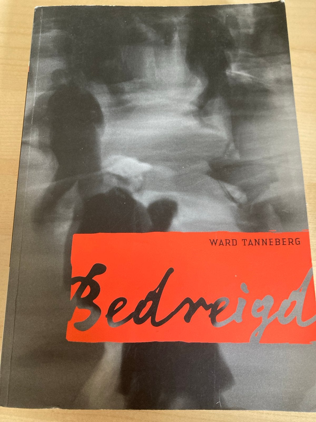 Bedreigd - Ward Tanneberg (Spannende christelijke boodschap), Ophalen of Verzenden, Gelezen, Nederland