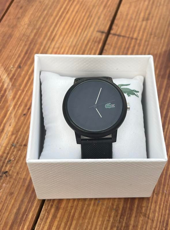 Stijlvol zwart Lacoste horloge - Zo goed als nieuw, Sieraden, Tassen en Uiterlijk, Horloges | Heren, Overige merken, Kunststof
