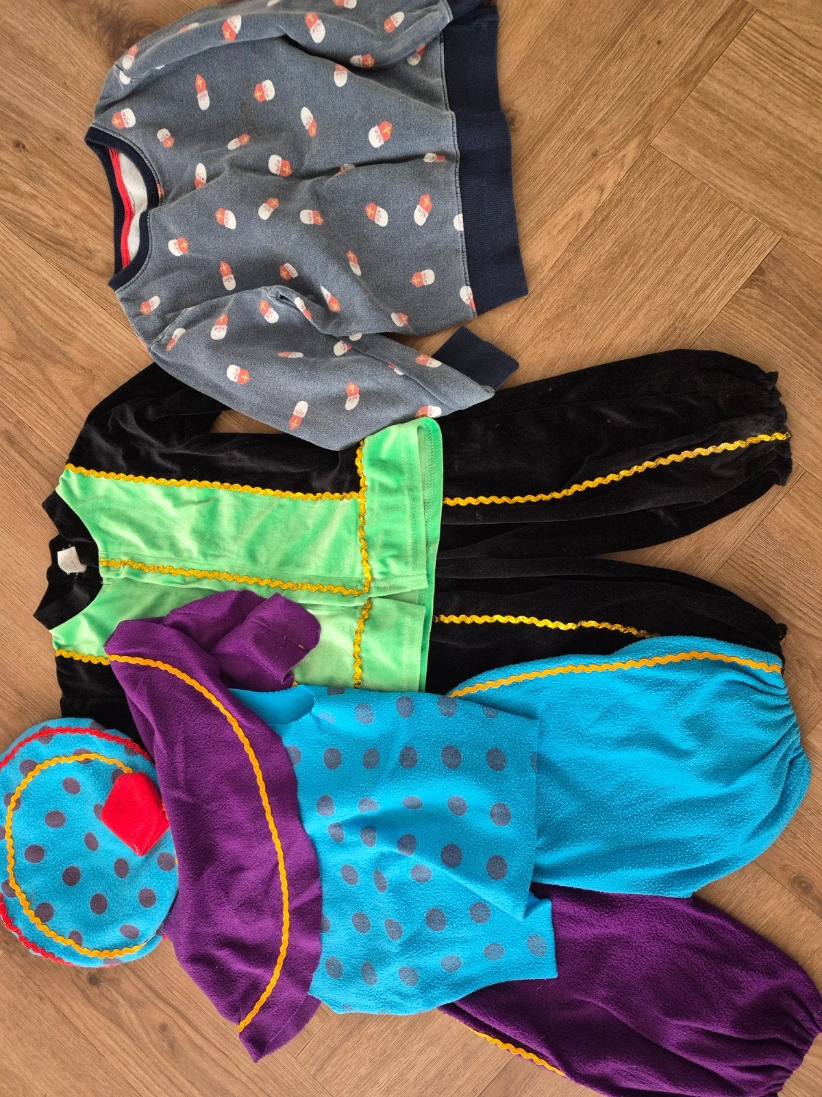 Gratis ophalen in Haarlem pietenpakjes 98/104, Ophalen, 104 of kleiner, Jongen of Meisje