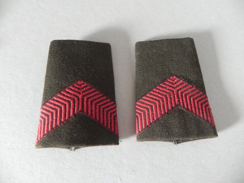 Set schuifpassanten met een rode chevron Soldaat 1/2e klasse, Ophalen of Verzenden, Landmacht, Nederland, Embleem of Badge