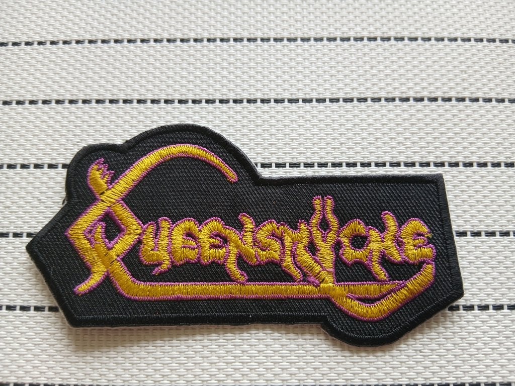 Queensryche mooie embroidered shaped logo patch q6 metal, Ophalen of Verzenden, Nieuw, Kleding