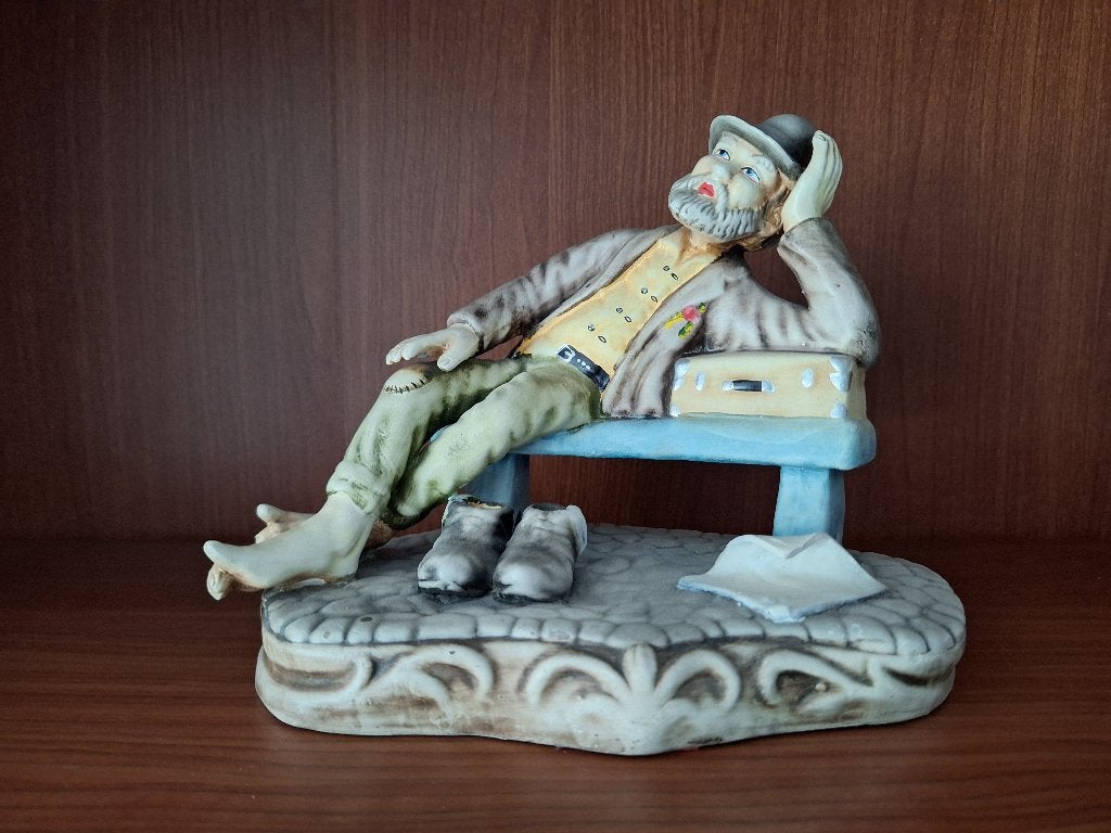 Biscuitporseleinen zwerver op bankje, Antiek en Kunst, Ophalen