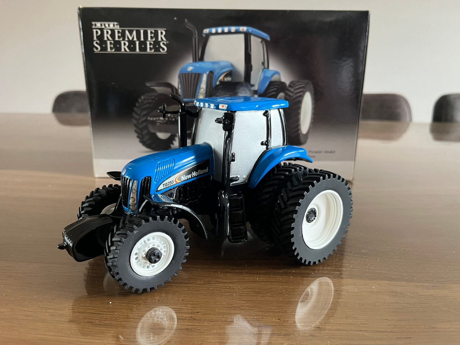 New Holland TG 255 tractor Ertl 13655 Nieuw, Ophalen of Verzenden, Nieuw, Tractor of Landbouw, ERTL