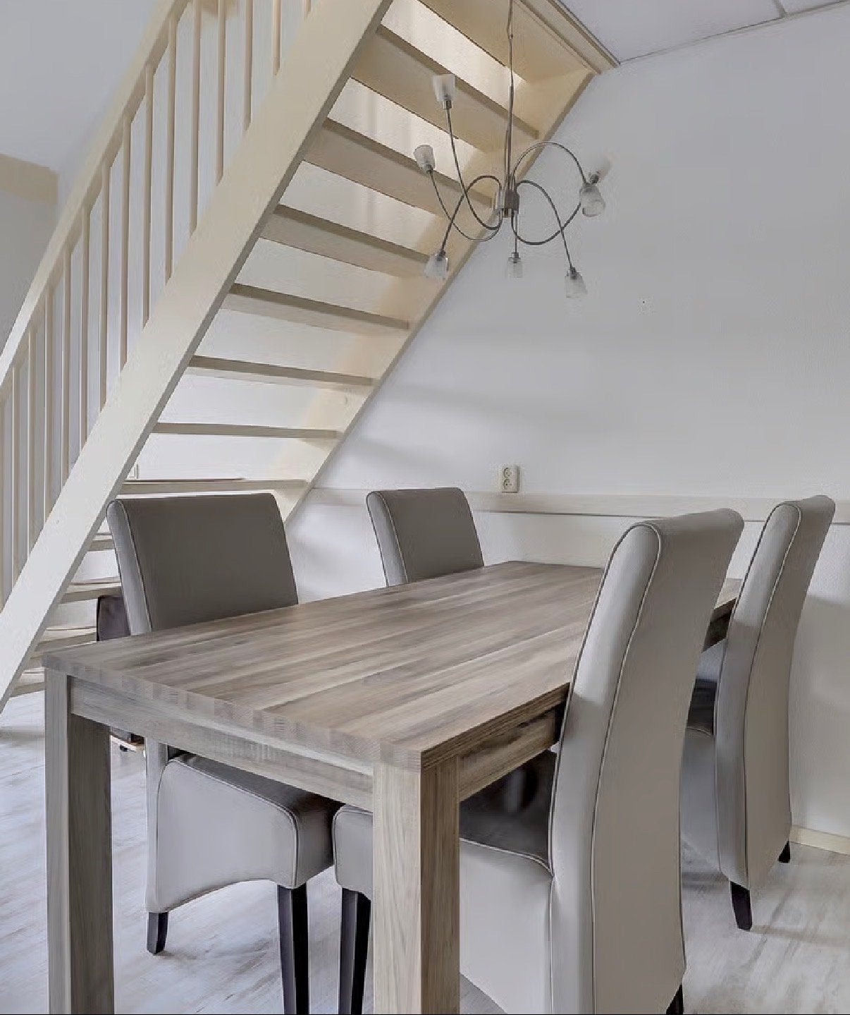 Eettafel met 4 lichtgrijze lederlook stoelen, Huis en Inrichting, Ophalen, Gebruikt, 100 tot 150 cm, 50 tot 100 cm