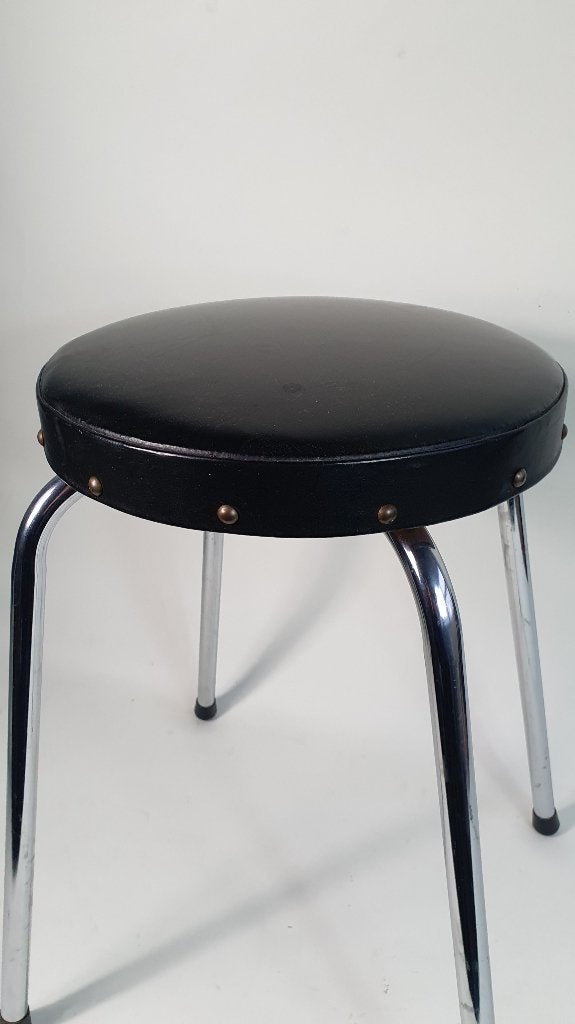 Retro kruk zwart, chroom onderstel, skai leer zitting. S36, Huis en Inrichting, Barkrukken, Tweedehands verkoop, Tweedehands verkoop