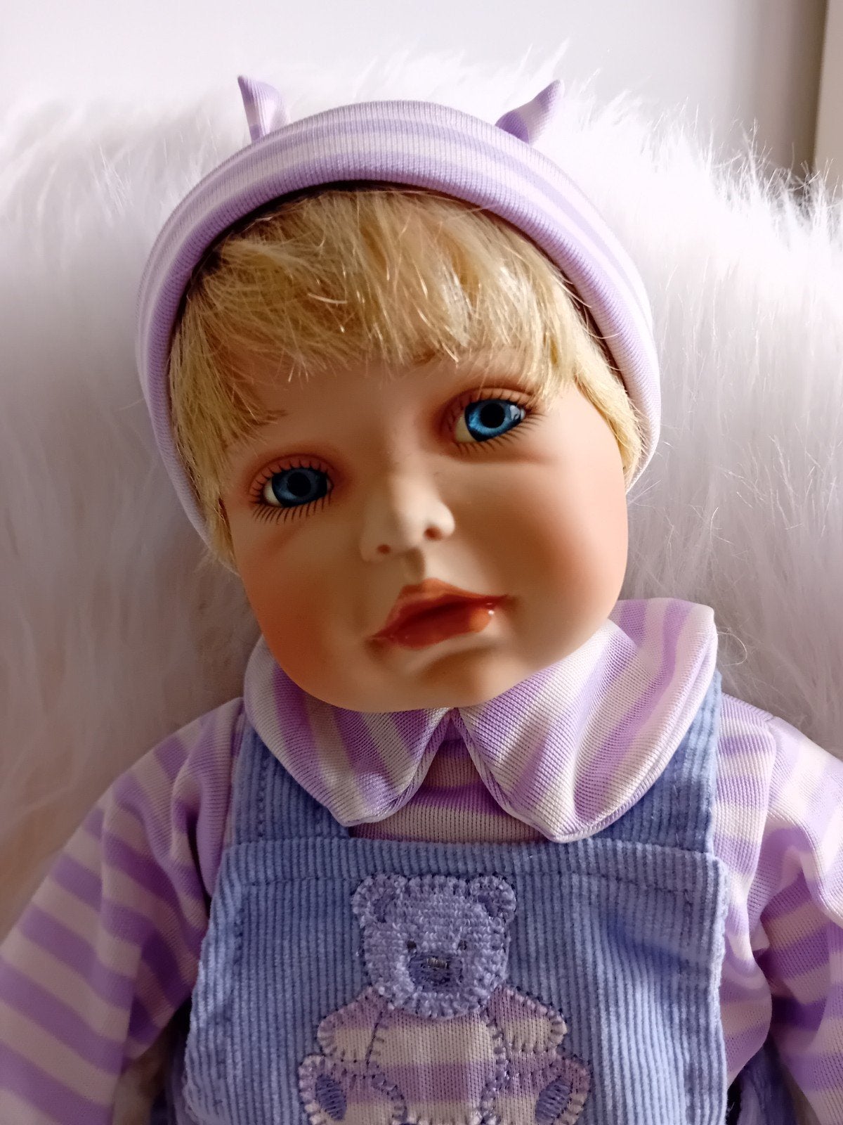 Schattige babypop met konijnenpantoffels en tuinbroek, Ophalen of Verzenden, Zo goed als nieuw, Babypop