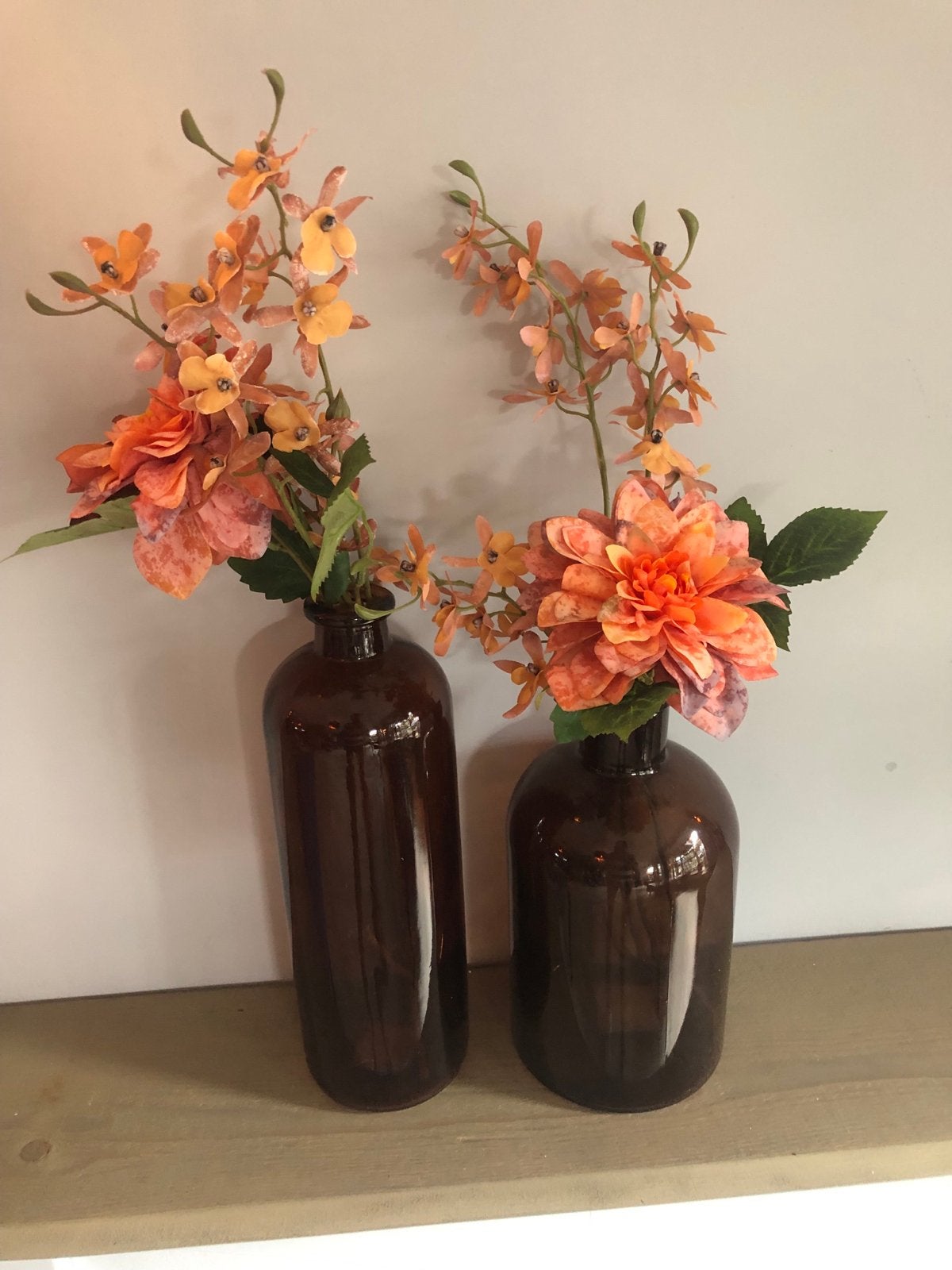 Set van 2 bruine glazen vazen met kunstbloemen, Bruin, Inclusief decoratie, Ophalen of Verzenden, Glas