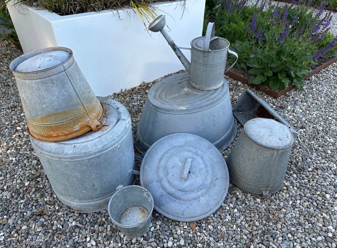 Diverse zinken emmers/tonnen/gieter, Ophalen