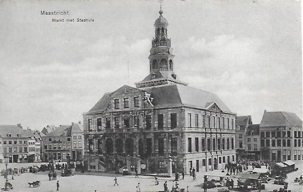 Maastricht Markt en stadhuis Oude ansichtkaart (6944), Ophalen of Verzenden, 1940 tot 1960, Ongelopen, Limburg