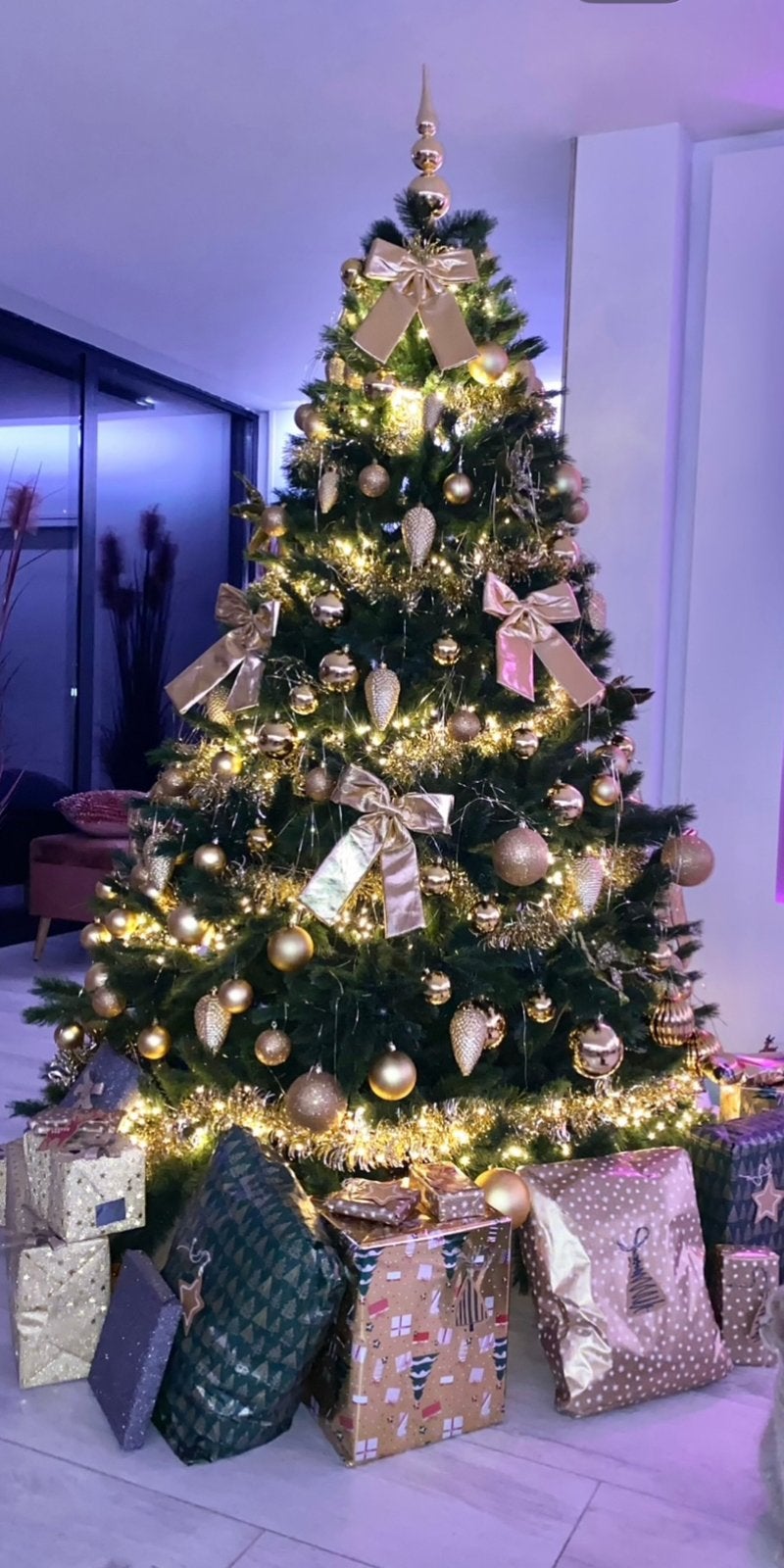 Kerstboom 2,25 meter incl versiering en meer zgan, Ophalen, Zo goed als nieuw