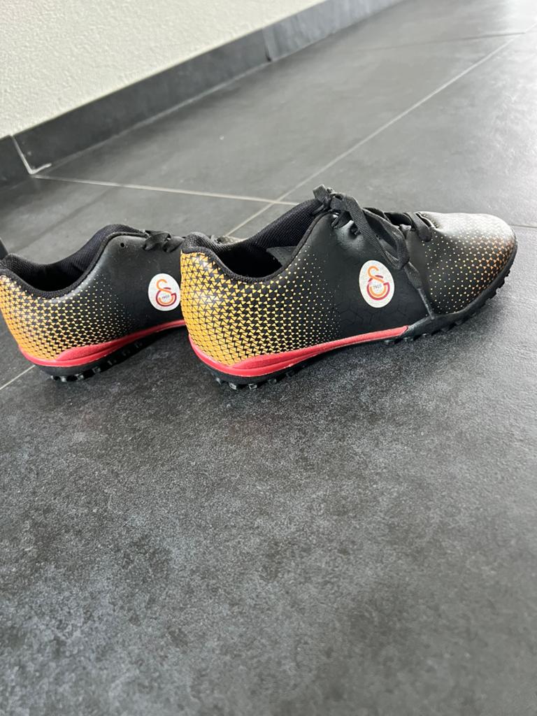 Galatasaray gymschoenen/voetbalschoenen, Maat XS of kleiner, Ophalen of Verzenden, Schoenen