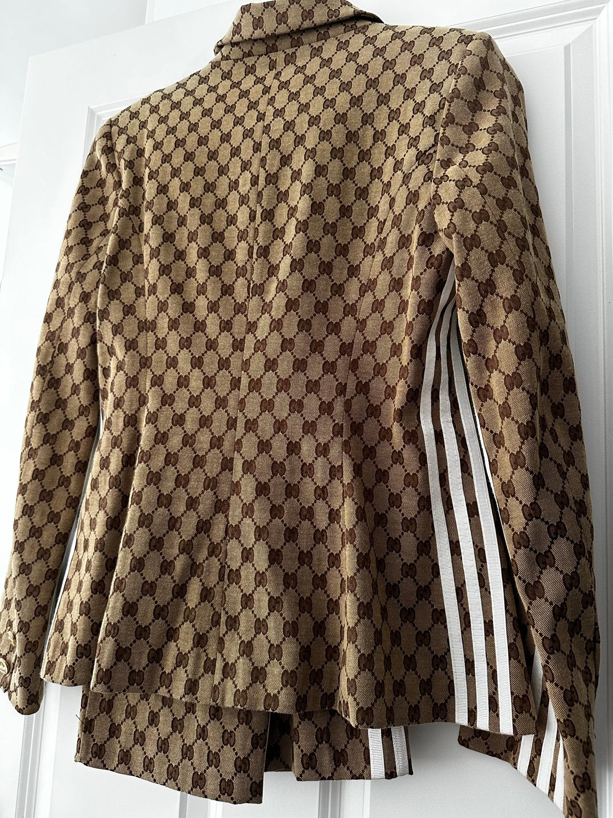 Gucci x Adidas Monogram Pak - Jasje en Broek, Kostuum of Pak, Bruin, Zo goed als nieuw, Ophalen